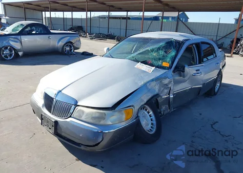 2000 Lincoln Town Car Executive из США, поврежденный, VIN 1LNHM81W7YY820996